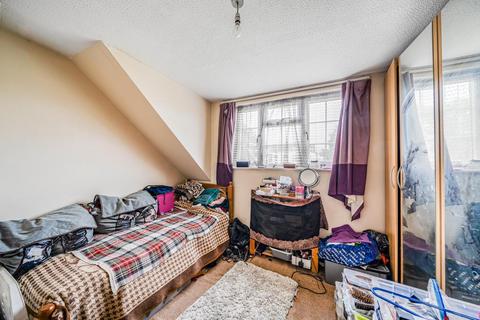 18 Bramble Close, Stanmore, HA7 1QX