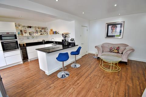 4 bedroom semi-detached house for sale, Gordon Avenue, London. E4 9QU