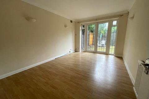 2 bedroom flat to rent, Thornton Road, Potters Bar EN6