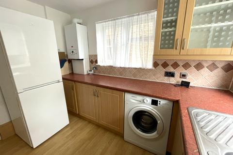 2 bedroom flat to rent, Thornton Road, Potters Bar EN6