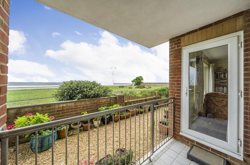 Rock Gardens, Bognor Regis, PO21 2 bed property for sale £290,000