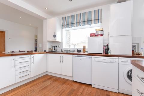 2 bedroom flat to rent, Pevensey Road Tooting SW17