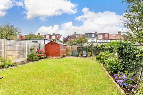 4 bedroom semi-detached house for sale, Cavendish Avenue, Woodford Green, Essex