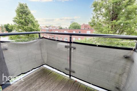 Studio for sale, Fern Court, Romford, RM7 7LP