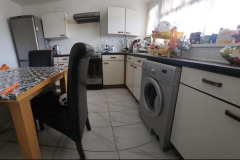 3 bedroom maisonette to rent, Woking,  Surrey,  GU21