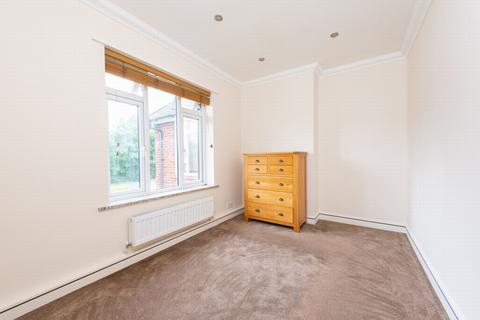 2 bedroom maisonette to rent, Cambridge Road West, Farnborough, GU14