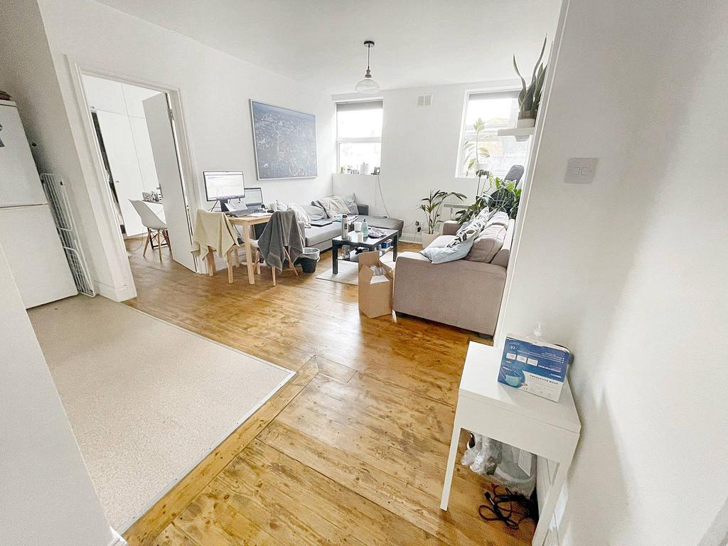 Open plan living room/kitchen