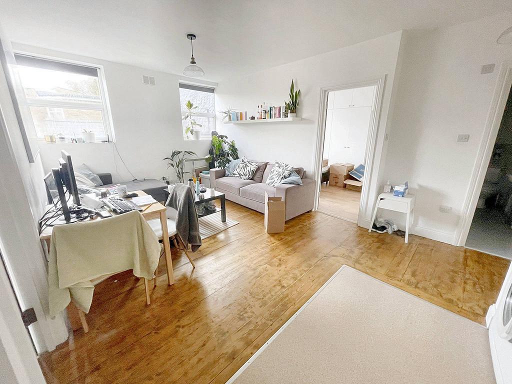 Open plan living room/kitchen