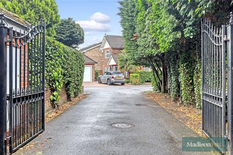 4 bedroom detached house to rent, Alderton Hill, Essex IG10