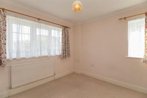 3 bedroom semi-detached house to rent, Sturdy Close, Hythe, CT21