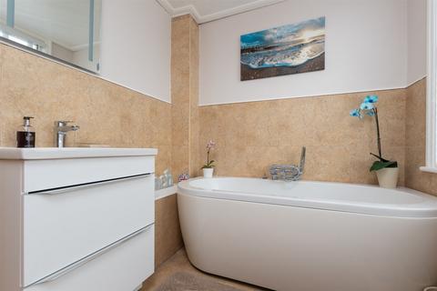 4 Kings Drive, Gravesend, DA12 5BG