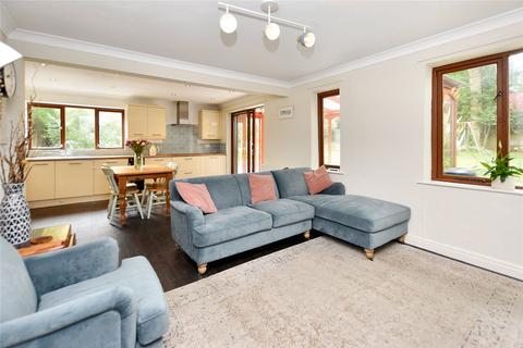 3 bedroom townhouse for sale, Oakhampton Court, Park Avenue, Roundhay, Leeds