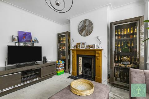 3 bedroom semi-detached house for sale, Willow Walk, N21