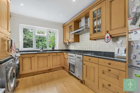 3 bedroom semi-detached house for sale, Willow Walk, N21