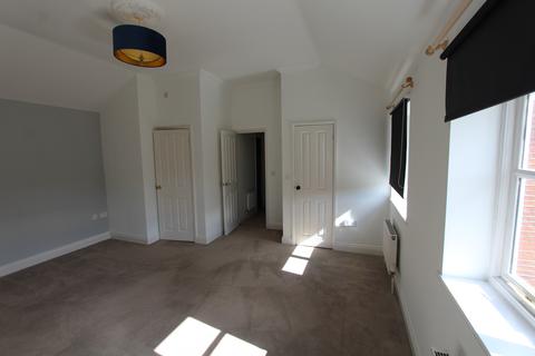 3 bedroom terraced house to rent, 13 Foremans, Roxwell Road