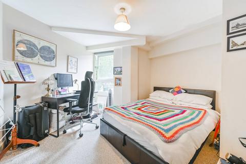 2 bedroom flat to rent, Queens Drive, Finsbury Park, London, N4