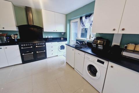 3 bedroom terraced house for sale, Castle Croft Road, Luton LU1