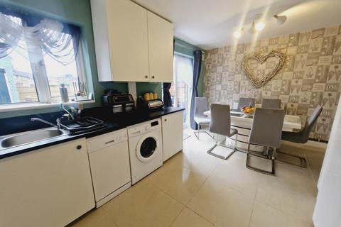 3 bedroom terraced house for sale, Castle Croft Road, Luton LU1