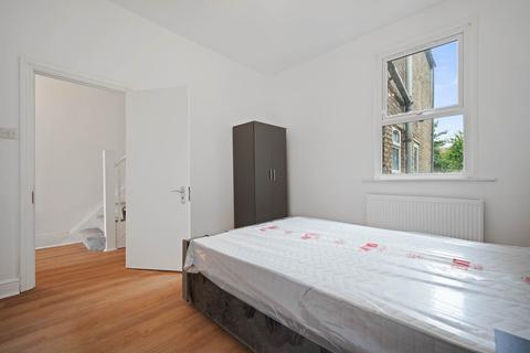 4 bedroom house to rent, Victoria Avenue, London E6