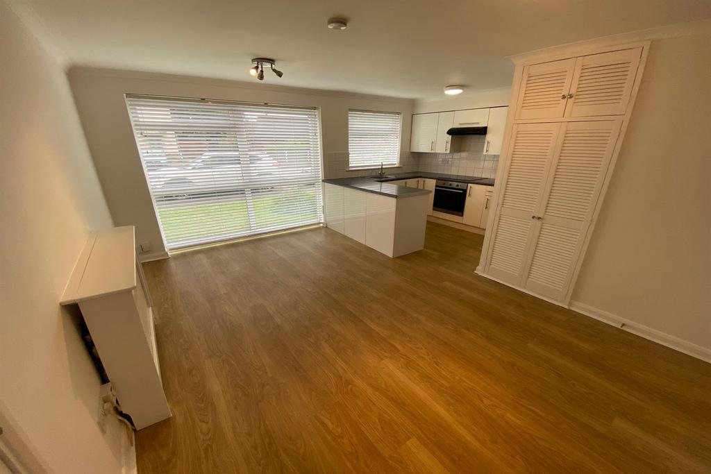 Ashcroft Court, Winton Road... 2 bed flat to rent £950 pcm (£219 pw)