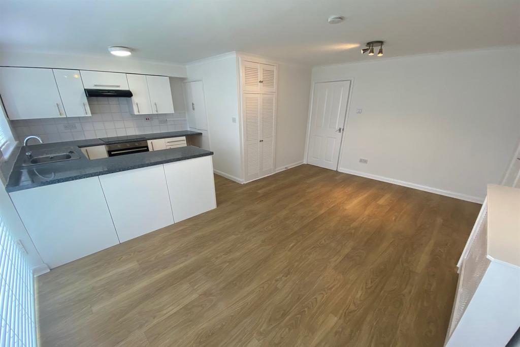 Ashcroft Court, Winton Road... 2 bed flat - £950 pcm (£219 pw)