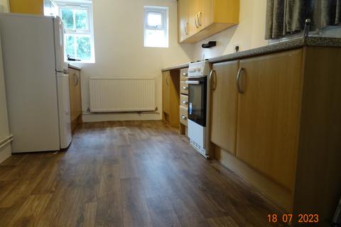 3 bedroom semi-detached house to rent, Westfield Road, Bedford MK40