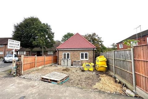 2 bedroom bungalow for sale, Fawns Manor Road, Bedfont