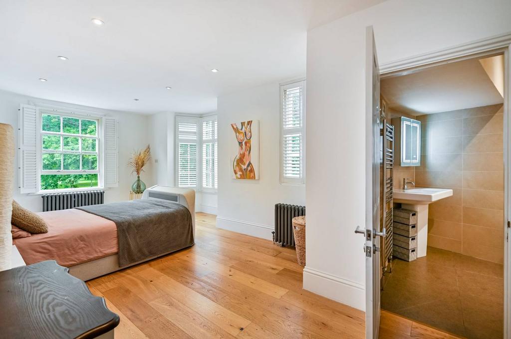 Weston Green Road, Thames Ditton, KT7 2 bed flat for sale £550,000