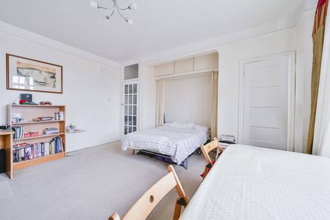 Studio to rent, Upper Woburn Place, Bloomsbury, London, WC1H