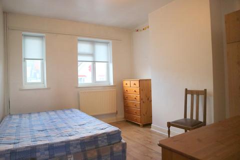 3 bedroom flat to rent, Vale Parade, London, Greater London, SW15