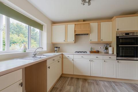 2 Monks Close, Crediton, EX17 2EL