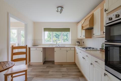 2 Monks Close, Crediton, EX17 2EL