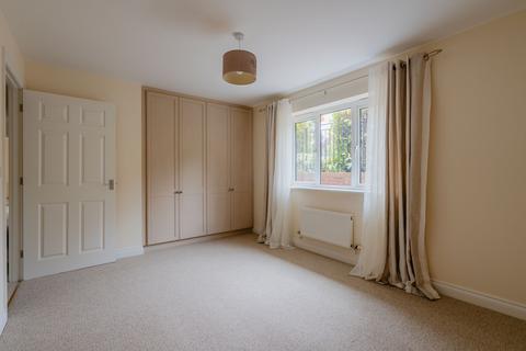 2 Monks Close, Crediton, EX17 2EL