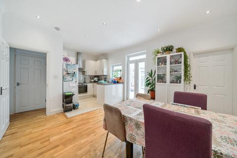 126 Arngask Road, London, SE6 1XX