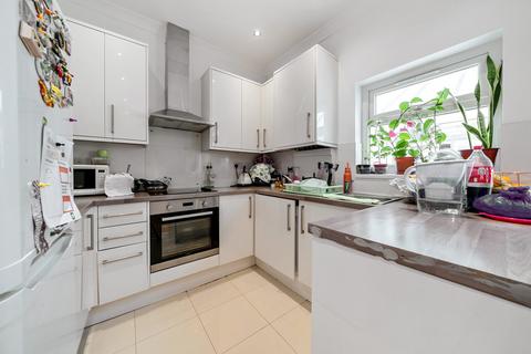 126 Arngask Road, London, SE6 1XX