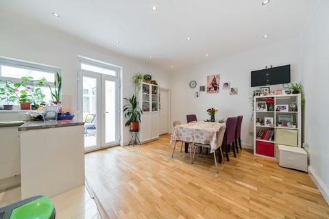 126 Arngask Road, London, SE6 1XX
