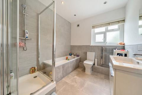 126 Arngask Road, London, SE6 1XX