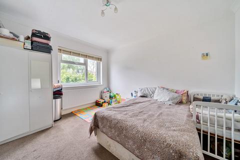 126 Arngask Road, London, SE6 1XX