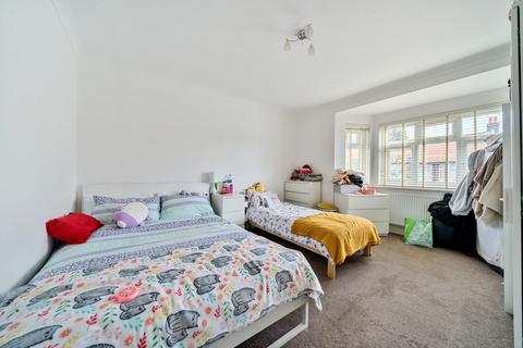 126 Arngask Road, London, SE6 1XX
