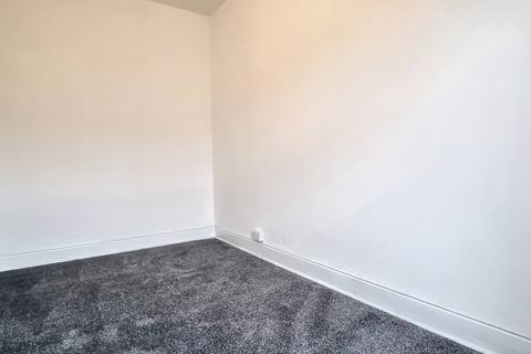 3 bedroom flat to rent, Eastbourne Avenue, Gateshead NE8