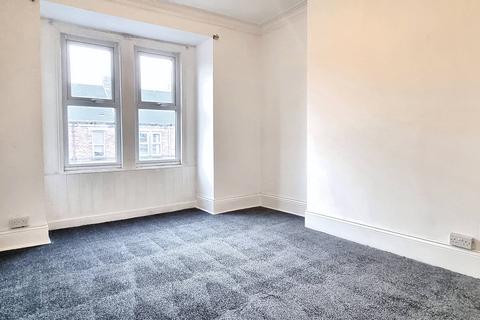 3 bedroom flat to rent, Eastbourne Avenue, Gateshead NE8
