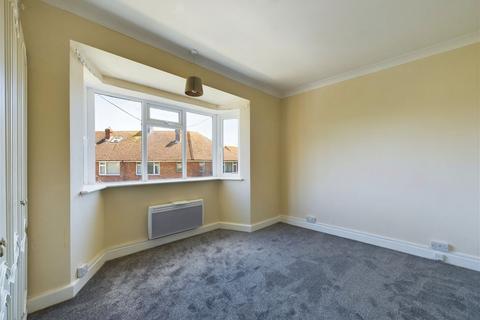 3 bedroom apartment to rent, Hurst Avenue, Worthing, BN11 5NZ