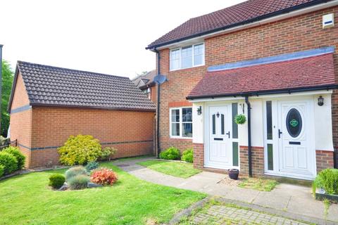 2 bedroom semi-detached house to rent, Drake Avenue Caterham CR3