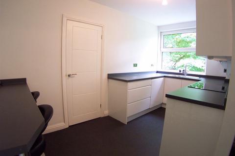 3 bedroom apartment for sale, Foxhill Court, Leeds