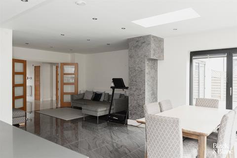 221 Leesons Hill, Chislehurst, BR7 6QJ