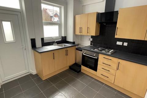 3 bedroom semi-detached house to rent, Berry Hill Lane, Mansfield, NG18 4BQ