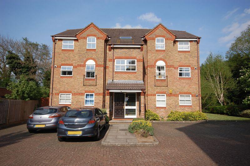 Salters Close, Rickmansworth WD3 2 bed apartment to rent £1,595 pcm (£368 pw)