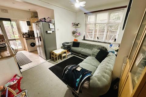2 bedroom ground floor flat for sale, 974 High Road, Chadwell Heath, RM6 4BA