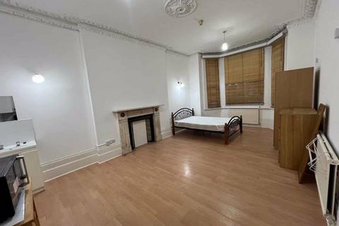 Apartment to rent, Longley Road, Tooting Broad Way,