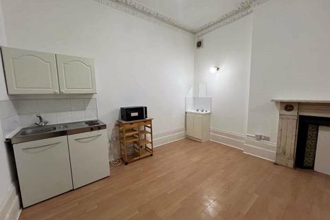 Apartment to rent, Longley Road, Tooting Broad Way,